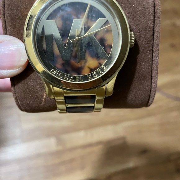 AUTHENTIC MK (MICHAEL KORS GOLD WATCH With Leppard - Picture 2 of 6